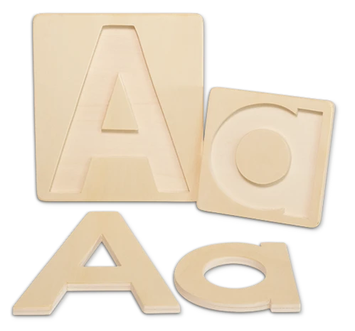 Groß- und Kleinbuchstaben aus Holz in Druckschrift