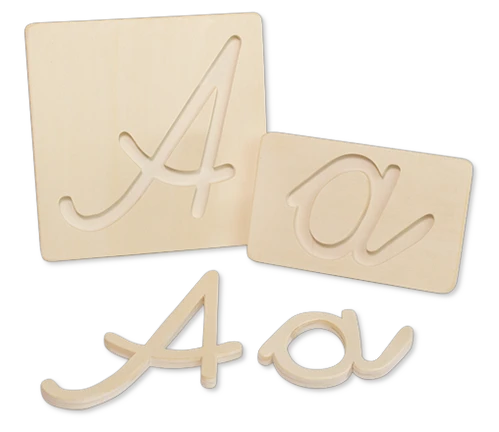 Groß- und Kleinbuchstaben aus Holz in Schreibschrift