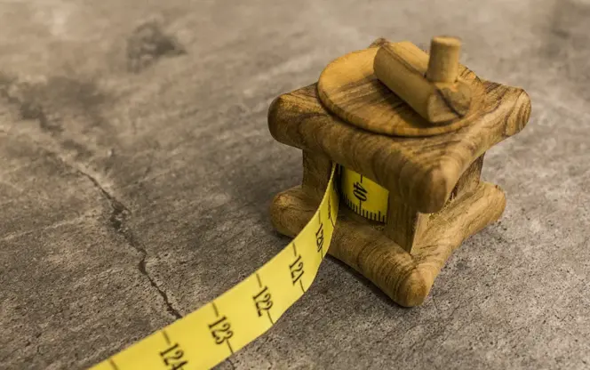 Gelbes Maßband aus Olivenholz