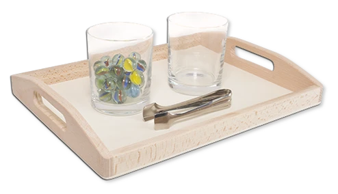 Montessori Zangenübung mit Murmeln