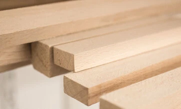 Ansammlung von unterschiedlichen Holzleisten