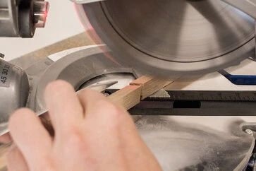 Schneiden einer Holzleiste mit der Kappsäge