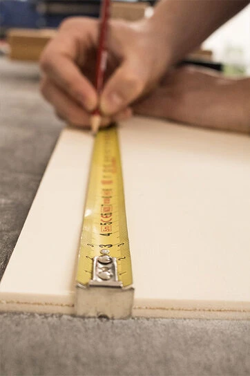 Abmessen und Markieren einer Holzplatte