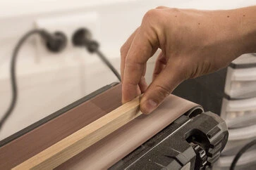 Schleifen einer Leiste aus Buchenholz