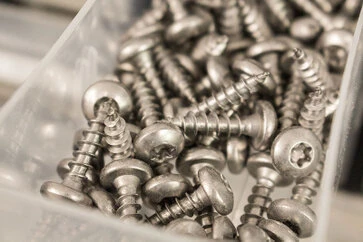 Einige Halbrundkopfschrauben in einer Lade